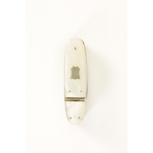 642 - AN UNUSUAL 19TH CENTURY MOTHER OF PEARL AND SILVER COMBINED PENKNIFE/SNUFF BOX BY HUMPHREYS & SON SH... 