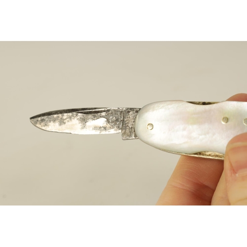 642 - AN UNUSUAL 19TH CENTURY MOTHER OF PEARL AND SILVER COMBINED PENKNIFE/SNUFF BOX BY HUMPHREYS & SON SH... 