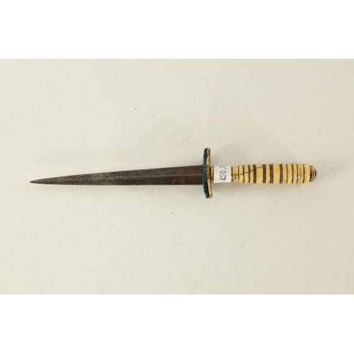 645 - AN 18TH/19TH CENTURY BONE HANDLED AMERICAN DAGGER the turned bone grip with gilt double-eagle cross-... 