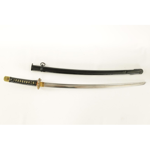 652 - AN EARLY 20TH CENTURY JAPANESE NAVAL OFFICER'S SAMURAI KATANA SWORD the grip with green cloth bindin... 