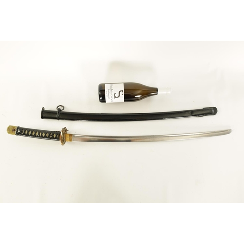 652 - AN EARLY 20TH CENTURY JAPANESE NAVAL OFFICER'S SAMURAI KATANA SWORD the grip with green cloth bindin... 