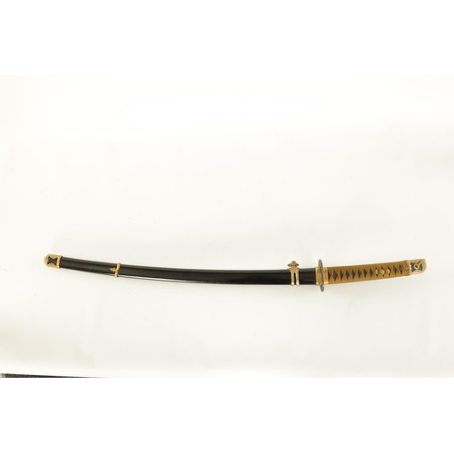 652 - AN EARLY 20TH CENTURY JAPANESE NAVAL OFFICER'S SAMURAI KATANA SWORD the grip with green cloth bindin... 