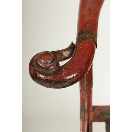 188 - AN 18TH/19TH CENTURY JAPANESE RED LACQUER WORK AND ENGRAVED BRASS MOUNTED HORSESHOE BACK FOLDING HUN... 