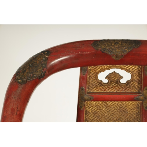 188 - AN 18TH/19TH CENTURY JAPANESE RED LACQUER WORK AND ENGRAVED BRASS MOUNTED HORSESHOE BACK FOLDING HUN... 