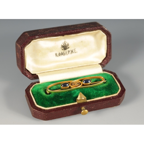 247 - A LATE 19TH CENTURY FABERGE 14CT GOLD AND SAPPHIRE BAR BROOCH IN ORIGINAL BOX having two interlinked... 