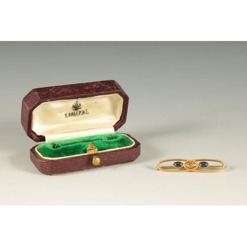 247 - A LATE 19TH CENTURY FABERGE 14CT GOLD AND SAPPHIRE BAR BROOCH IN ORIGINAL BOX having two interlinked... 