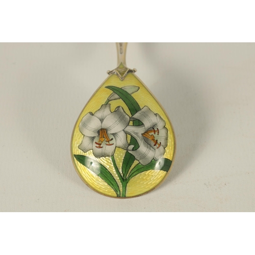 263 - AN EARLY 20TH CENTURY SILVER GILT AND ENAMEL SPOON the bowl decorated with lilies on a yellow ground... 