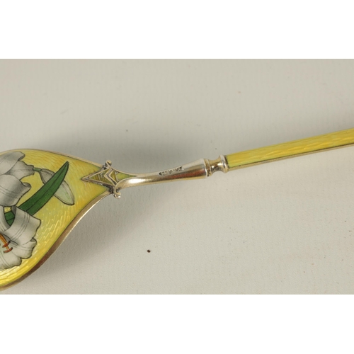 263 - AN EARLY 20TH CENTURY SILVER GILT AND ENAMEL SPOON the bowl decorated with lilies on a yellow ground... 