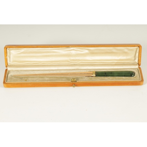 300 - A LATE 19TH CENTURY CASED FABERGE 14CT GOLD AND NEPHRITE PAPERKNIFE, WORKMASTER ERIK KOLLIN (1836 - ... 