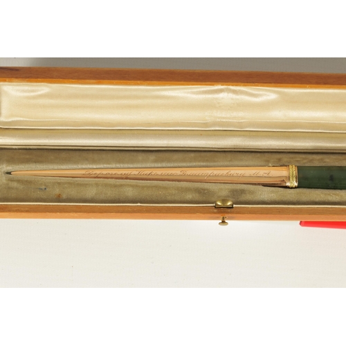 300 - A LATE 19TH CENTURY CASED FABERGE 14CT GOLD AND NEPHRITE PAPERKNIFE, WORKMASTER ERIK KOLLIN (1836 - ... 