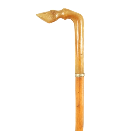 440 - AN EARLY 20TH CENTURY RHINOCEROS HORN HANDLED WALKING STICK the handle modelled as a horse's hoof on... 