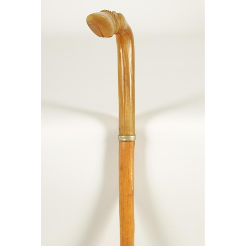 440 - AN EARLY 20TH CENTURY RHINOCEROS HORN HANDLED WALKING STICK the handle modelled as a horse's hoof on... 