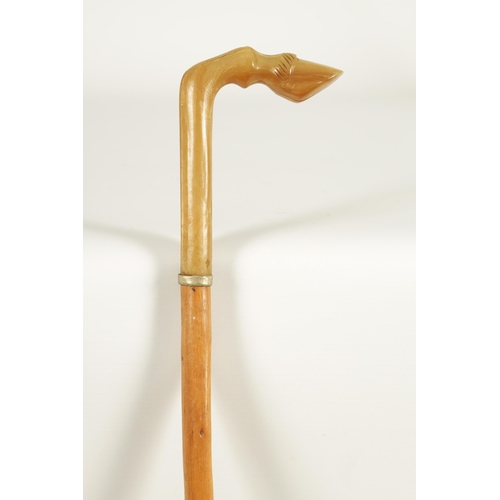 440 - AN EARLY 20TH CENTURY RHINOCEROS HORN HANDLED WALKING STICK the handle modelled as a horse's hoof on... 