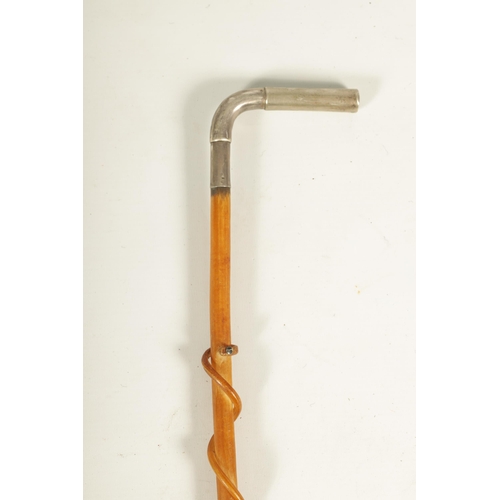 458 - AN EARLY 20TH CENTURY CONTINENTAL SILVER MOUNTED RHINOCEROS HORN STICK MODELLED AS A RIDING WHIP wit... 