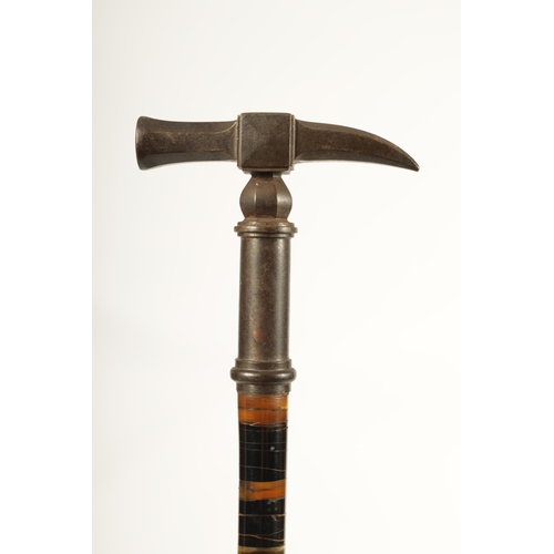 461 - A LATE 19TH CENTURY SEGMENTED HORN WALKING STICK WITH PATINATED METAL HAMMER HEAD HANDLE on a ringed... 