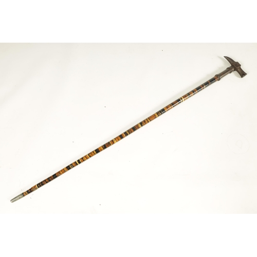 461 - A LATE 19TH CENTURY SEGMENTED HORN WALKING STICK WITH PATINATED METAL HAMMER HEAD HANDLE on a ringed... 