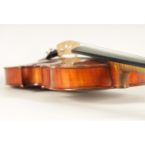 498 - A GOOD QUALITY EARLY 20TH CENTURY FULL SIZE ITALIAN VIOLIN LABELLED RICCARDO ANTONIAZZI having a two... 