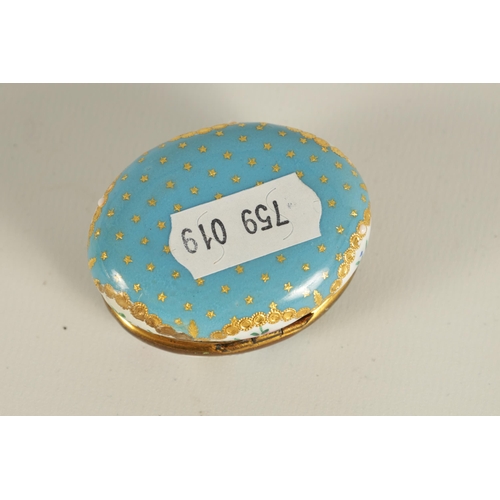 54 - AN 18TH CENTURY LIMOGES ENAMEL PORCELAIN PATCH BOX with handpainted floral decoration and gold foil ... 