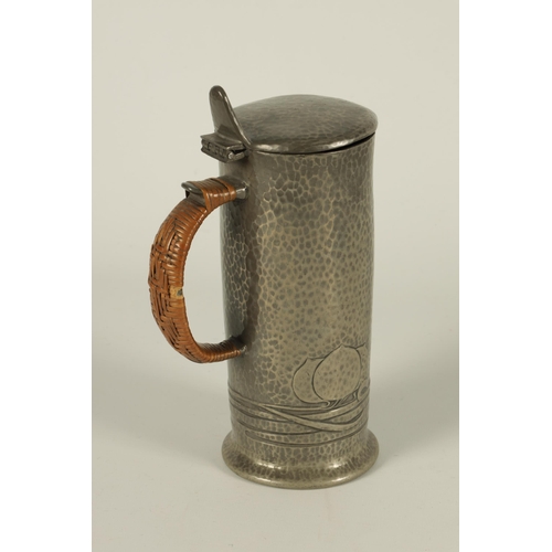 550 - AN ART NOVEAU TUDRIC PEWTER PLANISHED LIDDED JUG WITH BASKET WEAVE HANDLE IN THE MANNER OF ARCHIBALD... 