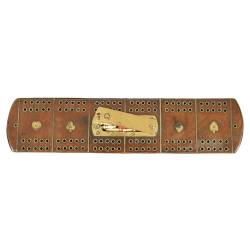 572 - A GOOD 18TH CENTURY WALNUT AND BRASS INSET CRIBBAGE BOARD with bowed sides centre peg compartment fi... 