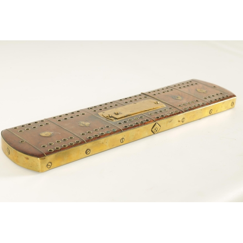 572 - A GOOD 18TH CENTURY WALNUT AND BRASS INSET CRIBBAGE BOARD with bowed sides centre peg compartment fi... 