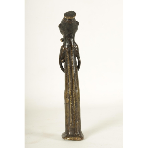 673 - AN UNUSUAL ANTIQUE AFICAN BRONZE BENIN STYLE STANDING FIGURE of good colour and patination. (31cm hi... 