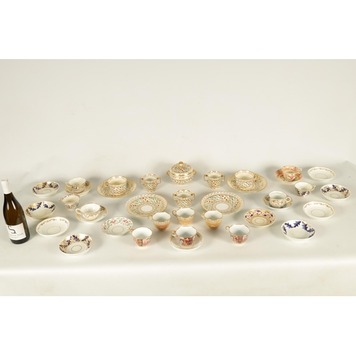 87 - A GROUPED COLLECTION OF VARIOUS LATE 18TH AND EARLY 19TH CENTURY DERBY CUPS, SAUCERS AND OTHER TABLE... 