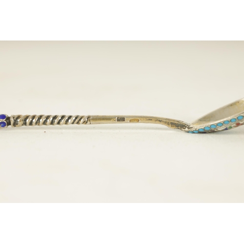 343 - AN EARLY 20TH CENTURY RUSSIAN SILVER GILT AND CLOISONNE ENAMEL SPOON with brightly coloured floral w... 