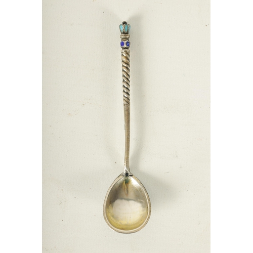 343 - AN EARLY 20TH CENTURY RUSSIAN SILVER GILT AND CLOISONNE ENAMEL SPOON with brightly coloured floral w... 