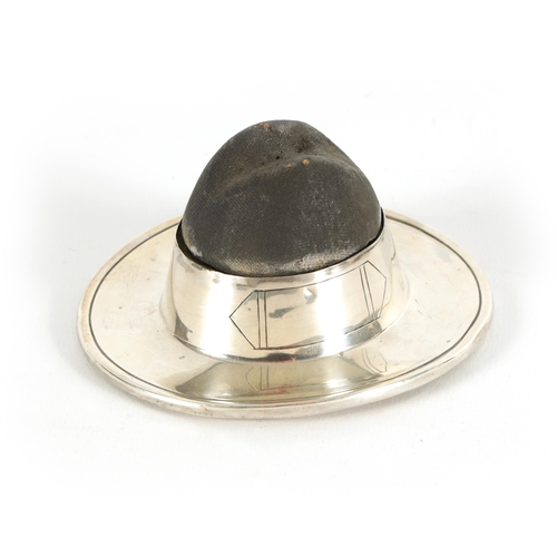 346 - AN UNUSUAL GEORGE V SILVER DRESSING TABLE BOX FORMED AS A STETSON with hinged pin cushion top - hall... 