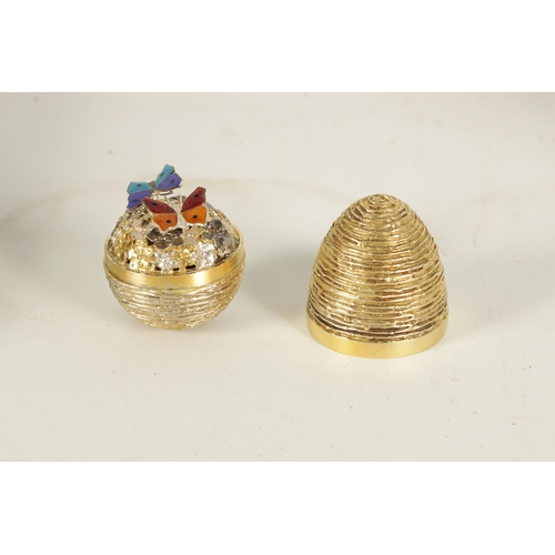 352 - A 1991 STUART DEVLIN SILVER GILT NOVELTY EGG the textured body with a plain girdle opening to reveal... 