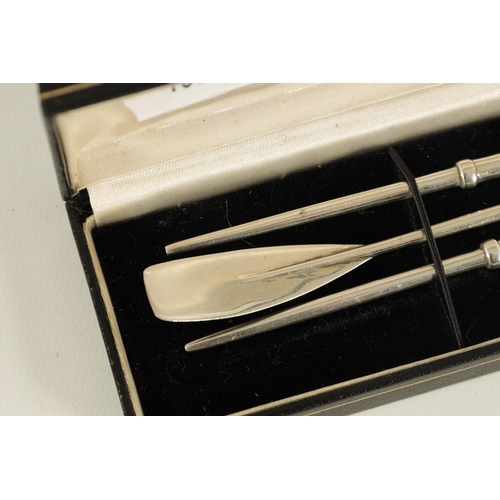 356 - A CASED SET OF THREE SILVER COCKTAIL STIRRERS modelled as Oars - hallmarked London 2000 makers CS (2... 