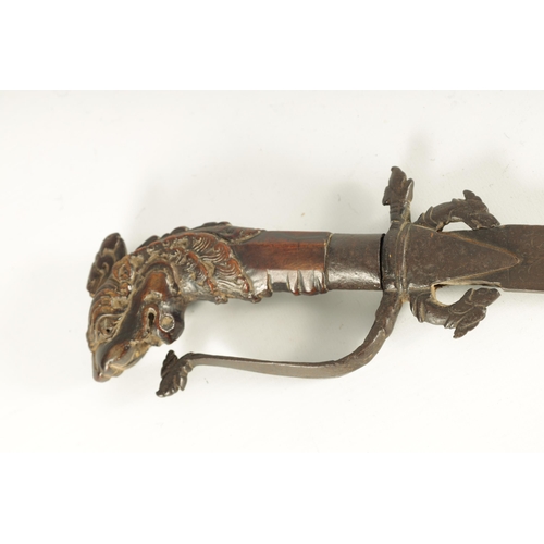 378 - AN 18TH CENTURY SRI LANKAN RHINOCEROS HORN HANDLED KASTANE SWORD the handle formed as a dragon with ... 