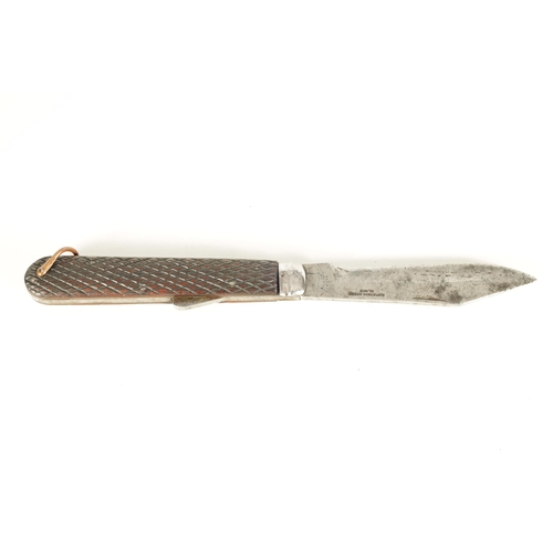 392 - A LARGE EARLY 20TH CENTURY LOCKING PENKNIFE PROBABLY BY JOSEPH ROGERS, SHEFFIELD with mahogany chequ... 