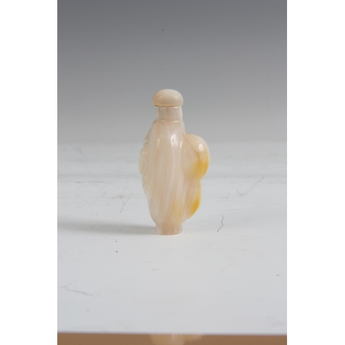 346 - A CHINESE PEARLISED HARDSTONE SNUFF BOTTLE AND STOPPER with raised bat motif (5cm high)