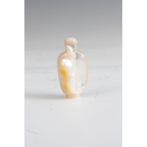 346 - A CHINESE PEARLISED HARDSTONE SNUFF BOTTLE AND STOPPER with raised bat motif (5cm high)