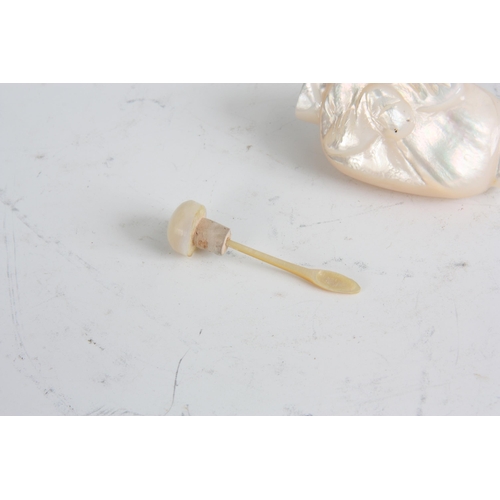 346 - A CHINESE PEARLISED HARDSTONE SNUFF BOTTLE AND STOPPER with raised bat motif (5cm high)