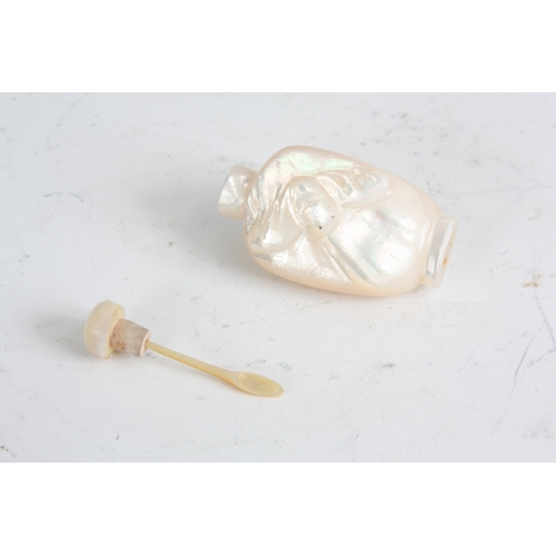 346 - A CHINESE PEARLISED HARDSTONE SNUFF BOTTLE AND STOPPER with raised bat motif (5cm high)