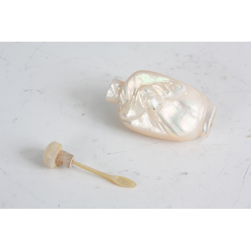 346 - A CHINESE PEARLISED HARDSTONE SNUFF BOTTLE AND STOPPER with raised bat motif (5cm high)