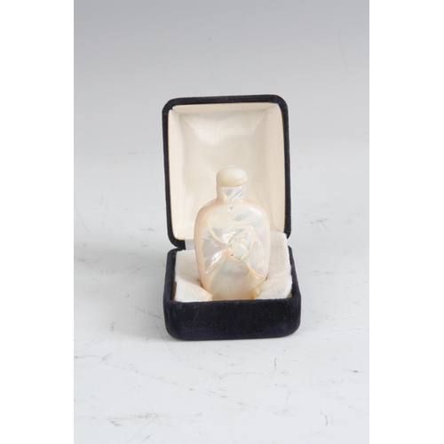 346 - A CHINESE PEARLISED HARDSTONE SNUFF BOTTLE AND STOPPER with raised bat motif (5cm high)