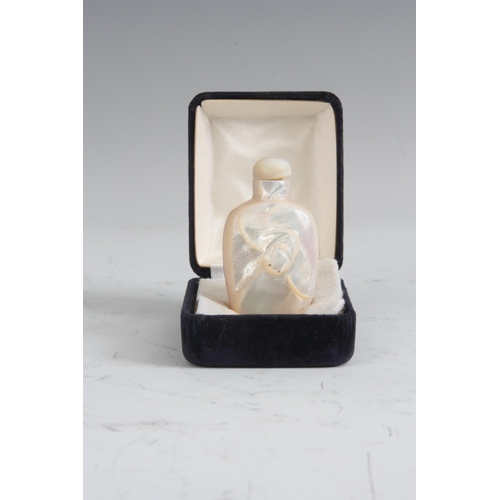 346 - A CHINESE PEARLISED HARDSTONE SNUFF BOTTLE AND STOPPER with raised bat motif (5cm high)