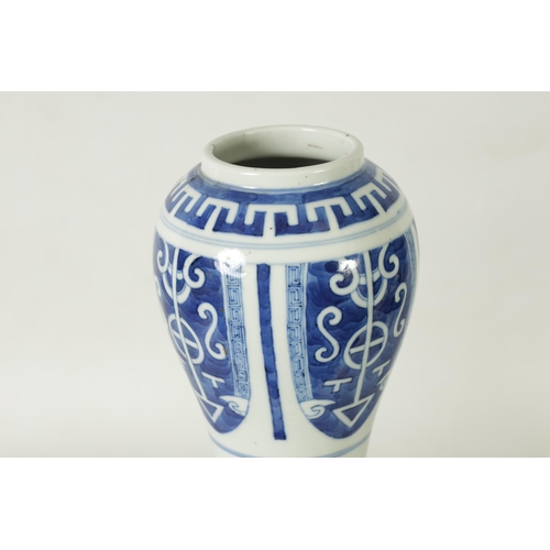 354 - A 19TH CENTURY CHINESE QING LONG KANGXI PERIOD UNDERGLAZED BLUE AND WHITE “GARLIC HEAD” BULBOUS VASE... 