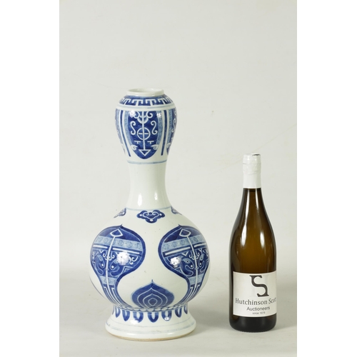 354 - A 19TH CENTURY CHINESE QING LONG KANGXI PERIOD UNDERGLAZED BLUE AND WHITE “GARLIC HEAD” BULBOUS VASE... 
