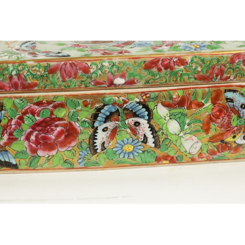 140 - AN 18TH-CENTURY FAMILLE ROSE CHINESE LIDDED TRAY with brightly coloured enamel decoration depicting ... 