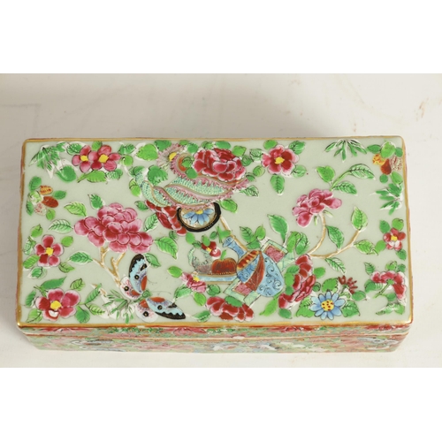 140 - AN 18TH-CENTURY FAMILLE ROSE CHINESE LIDDED TRAY with brightly coloured enamel decoration depicting ... 