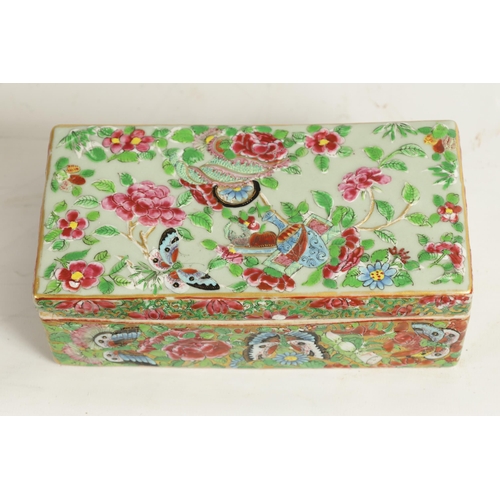 140 - AN 18TH-CENTURY FAMILLE ROSE CHINESE LIDDED TRAY with brightly coloured enamel decoration depicting ... 