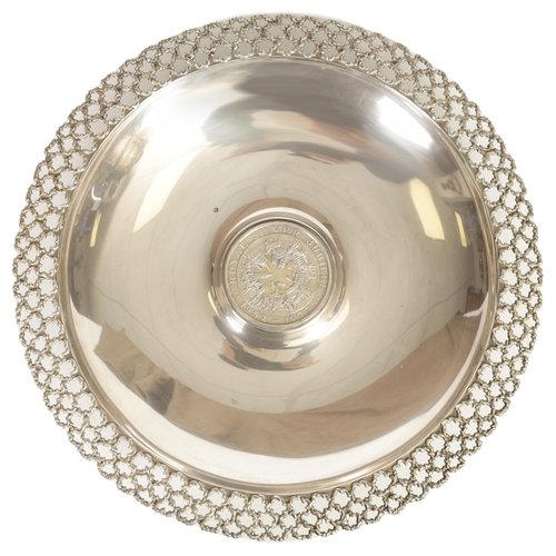 318 - A STUART DEVLIN ROYAL SILVER JUBILEE 1952-1977 SILVER SHALLOW DISH with cast meshwork border enclosi... 