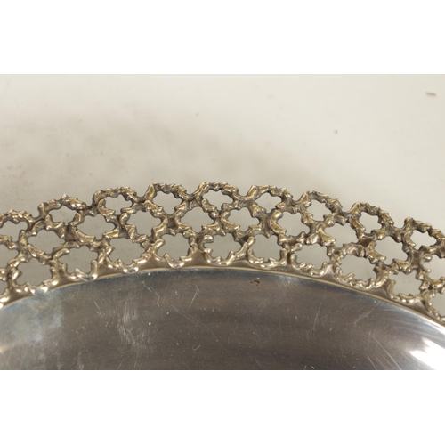 318 - A STUART DEVLIN ROYAL SILVER JUBILEE 1952-1977 SILVER SHALLOW DISH with cast meshwork border enclosi... 