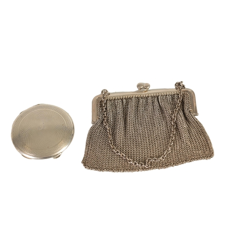 332 - A GEORGE V CHAINWORK SILVER LADIES EVENING PURSE with hinged crossed-clip fastener and carrying chai... 