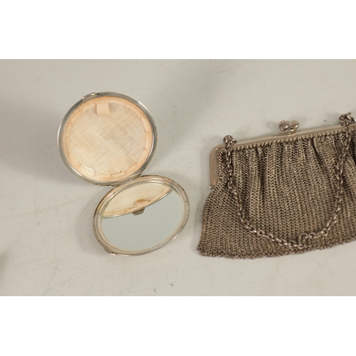 332 - A GEORGE V CHAINWORK SILVER LADIES EVENING PURSE with hinged crossed-clip fastener and carrying chai... 